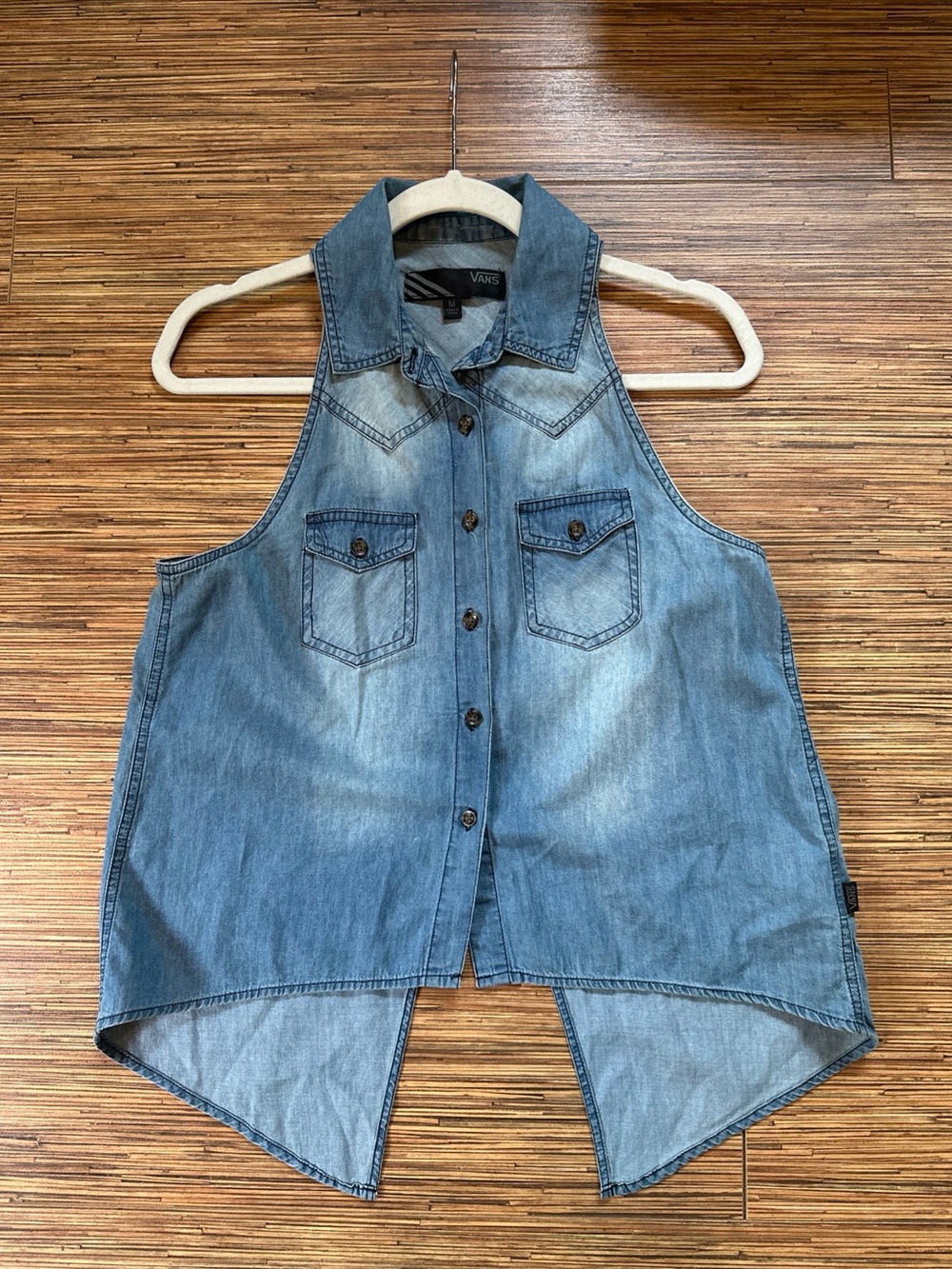 Vans women’s medium Light Wash Denim Sleeveless Button-Up Shirt